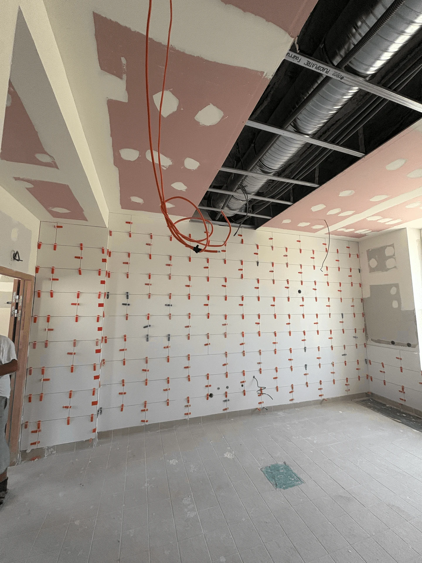 Équipe de professionnels du bâtiment sur un chantier de rénovation intérieure